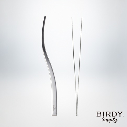 一組銀色金屬製的調酒裝飾夾，包含一個彎曲的寬柄夾和兩個細長直夾，用於夾取裝飾物。