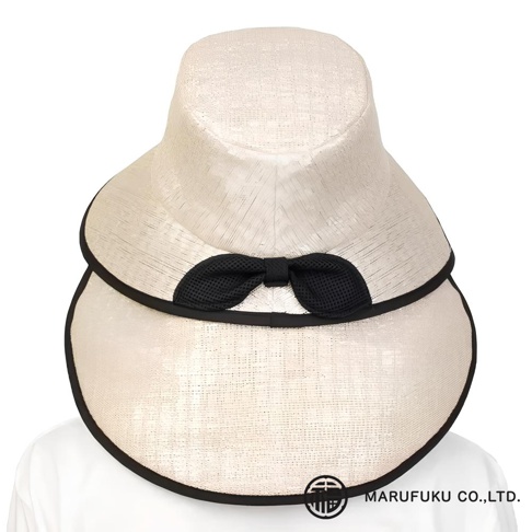 米白色寬緣遮陽帽，帽頂飾有黑色網狀蝴蝶結，帽緣有黑色滾邊，適合日常遮陽。