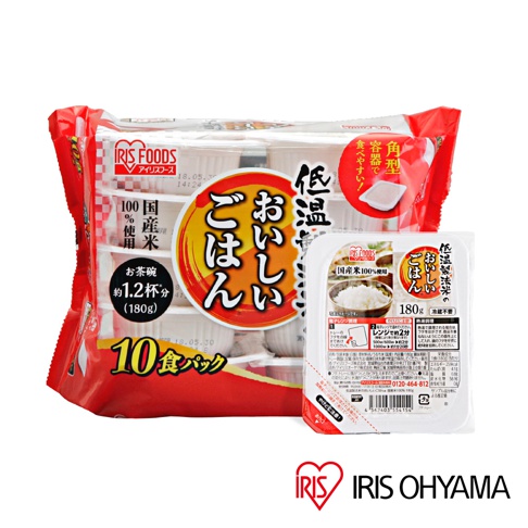 IRIS FOODS 低溫製法微波白飯，一組有十包，每包 180g。包裝袋為紅色，印有產品名稱及日文說明。圖片右側為單獨一包的微波白飯，為白色塑膠盒裝，內含白米飯。