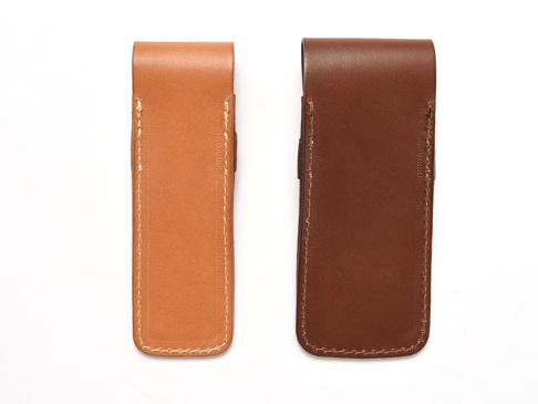 職人手作皮革鋼筆專用收納筆套，共兩款。左為淺棕色皮革，右為深棕色皮革。筆套皆採用縫線工藝，設計簡約，適合收納鋼筆。