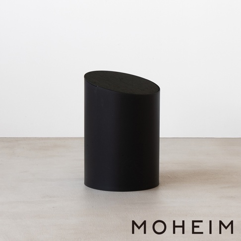 燻黑木紋頂蓋的黑色圓柱形垃圾桶，傾斜的開口設計，簡約現代。