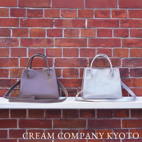 兩款京都職人手作兩用手提托特包，左為摩卡色，右為銀白色，皆為皮革材質，搭配可拆卸背帶，簡約實用。