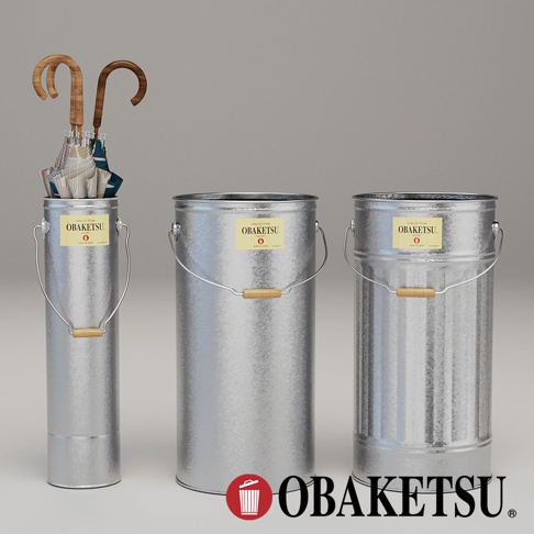 OBAKETSU 品牌的手工製傘桶，一左一右兩個，其中左邊的傘桶內插著幾把傘，右邊兩個傘桶則為空。
