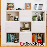 書架上擺放著書籍、裝飾品、花盆和 OBAKETSU 品牌的水桶。