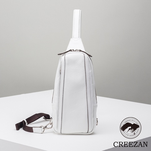 JETTER 隨身側背包 CJTE-021，白色荔枝紋皮革材質，簡潔的設計搭配深棕色縫線，設有單肩背帶與金屬掛鉤。