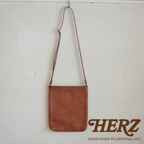 職人手作皮革Organ肩背小方包 G-26 M，棕色皮革，簡約方形設計，附細長可調式斜背帶。