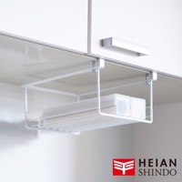 白色金屬網格櫥櫃置物架，下方層架內有兩個透明塑膠盒，架子透過螺絲固定於白色櫥櫃下方。