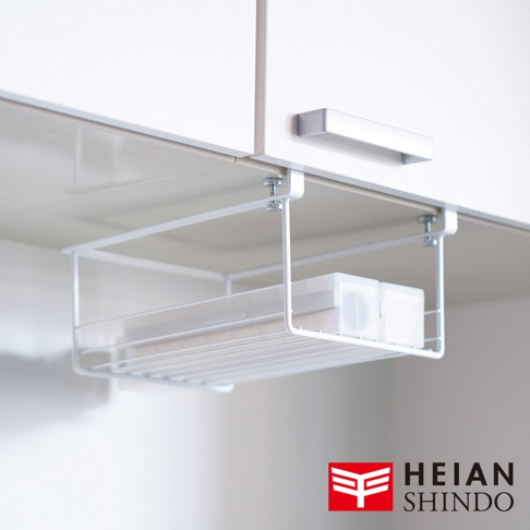 白色金屬網格櫥櫃置物架，下方層架內有兩個透明塑膠盒，架子透過螺絲固定於白色櫥櫃下方。