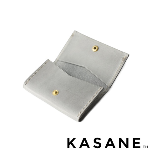 北海道KASANE職人手作義大利Sibilla皮革卡片收納夾，淺灰色，開口處有金色按扣，細節處為米色縫線。