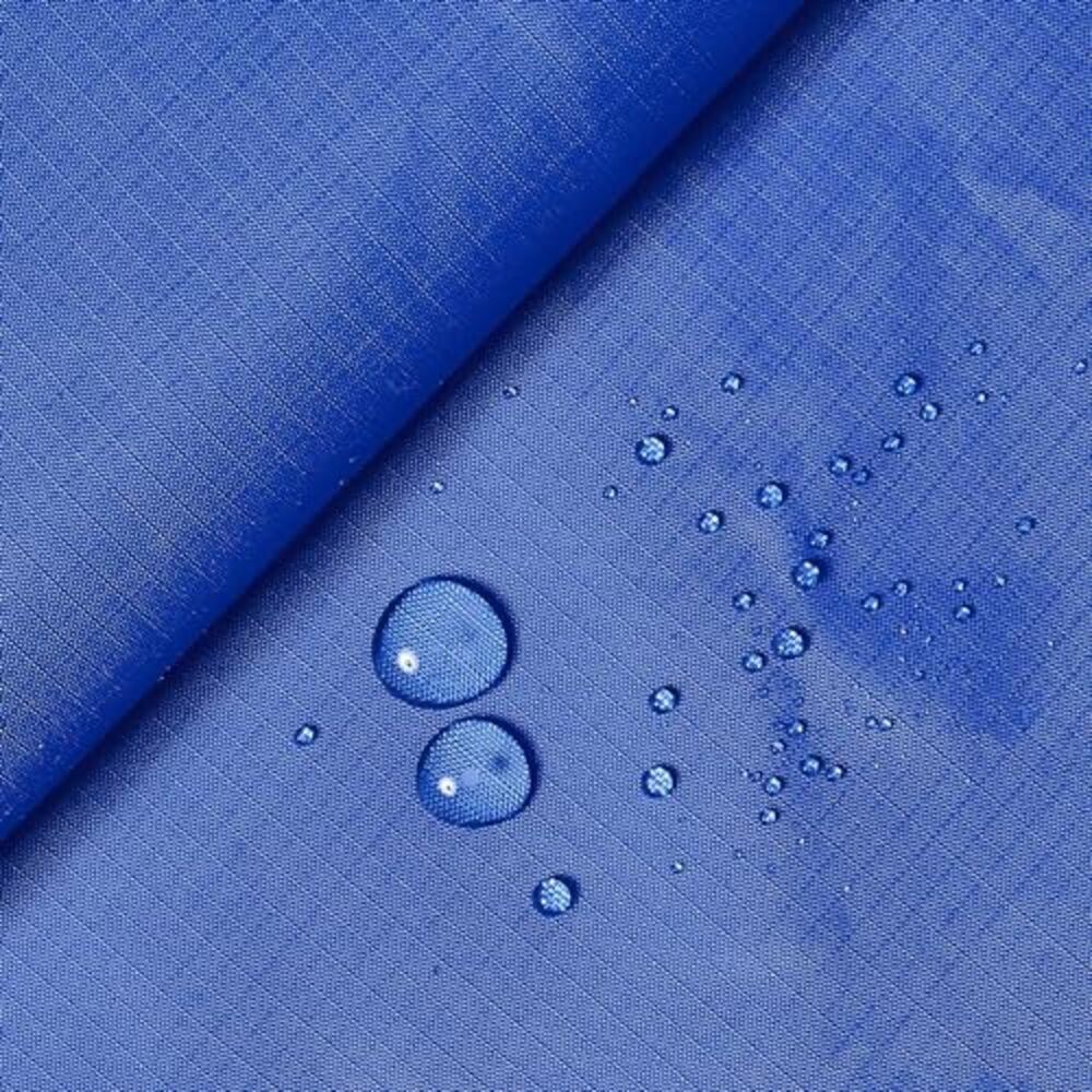 犬印鞄環保折疊收納購物袋的藍色防水材質，布料表面有格紋紋理，部分區域有水珠。