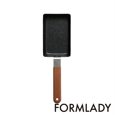 日製 ambai 玉子燒鍋，黑色鑄鐵鍋身，帶有木紋木柄，鍋面有紋理，鍋柄末端有掛孔。