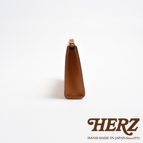 職人手作皮革三角底拉鍊手拿包，深棕色皮革，一側有金色拉鍊，簡潔設計，適合日常攜帶。