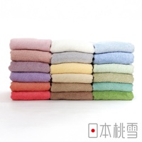 堆疊的飯店方巾，展示粉紅、粉棕、淺紫、紫色、橘紅、白色、淺灰、鵝黃、米膚、淺褐、淺藍、淺綠、薄荷綠、翠綠等柔和色彩。