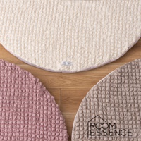 三款涼感夾心包覆圓墊，分別為米白色、粉色和卡其色，皆採用立體格子織紋材質，觸感柔軟，邊緣有細緻包邊處理，整體呈現簡約質感。