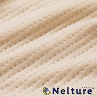 淺米色織物特寫，表面有規則的細小透氣孔，織紋呈現波浪狀起伏，右下角有「Nelture」品牌標誌。