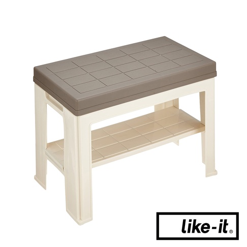 米色塑膠製的玄關穿鞋收納椅，有兩個層架，頂部為灰色塑膠坐墊，表面有格子紋路。