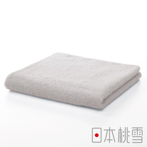 一張淺灰色今治飯店毛巾，由柔軟材質製成，折疊整齊，展示其蓬鬆質感。