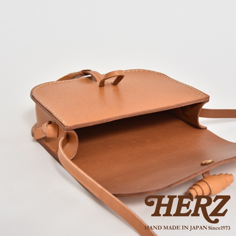 職人手作皮革流蘇側背包 CP-18，淺棕色，翻蓋式設計，附有皮革流蘇裝飾，簡約風格。