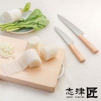 兩把Yuri / Petit knife水果刀，刀刃為銀色不鏽鋼，刀柄為淺木色。旁邊有切塊的白蘿蔔、青菜及切碎的蒜末，擺放在木質砧板上。