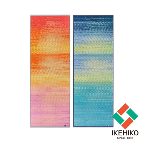 兩張藺草榻榻米瑜珈墊，左邊為漸層的粉紅、橘黃、紅色調，右邊為漸層的藍綠、黃綠、藍色調，材質為藺草編織。