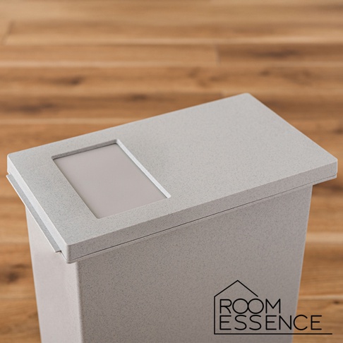 淺灰色北歐風簡約垃圾桶，附有斜面蓋子和內部隔層，材質為顆粒狀塑膠。