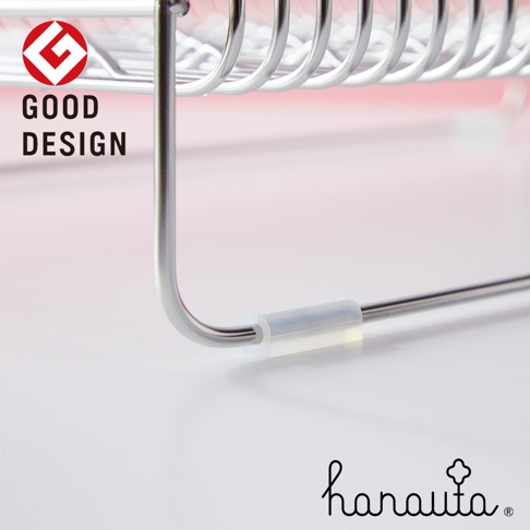 不鏽鋼碗碟架的局部特寫，展示了銀色金屬材質的碗碟架支架，帶有透明的固定組件，以及紅色的背景。