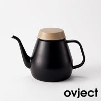 黑色琺瑯材質的手沖壺，壺身呈圓潤錐形，配有細長彎曲的壺嘴，黑色金屬提把，壺蓋為淺木色圓形設計。