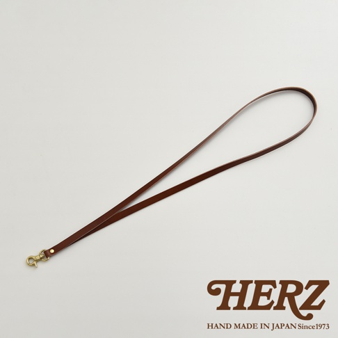 棕色皮革證件識別夾專用掛繩，附有黃銅色鉤扣，簡約設計，適合搭配各種證件套。