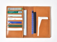 職人手作皮革多用途收納長夾，採用棕色皮革製成，內部有多個卡槽，可放置多張信用卡、證件或票券，並有文件夾層，設計簡潔實用。