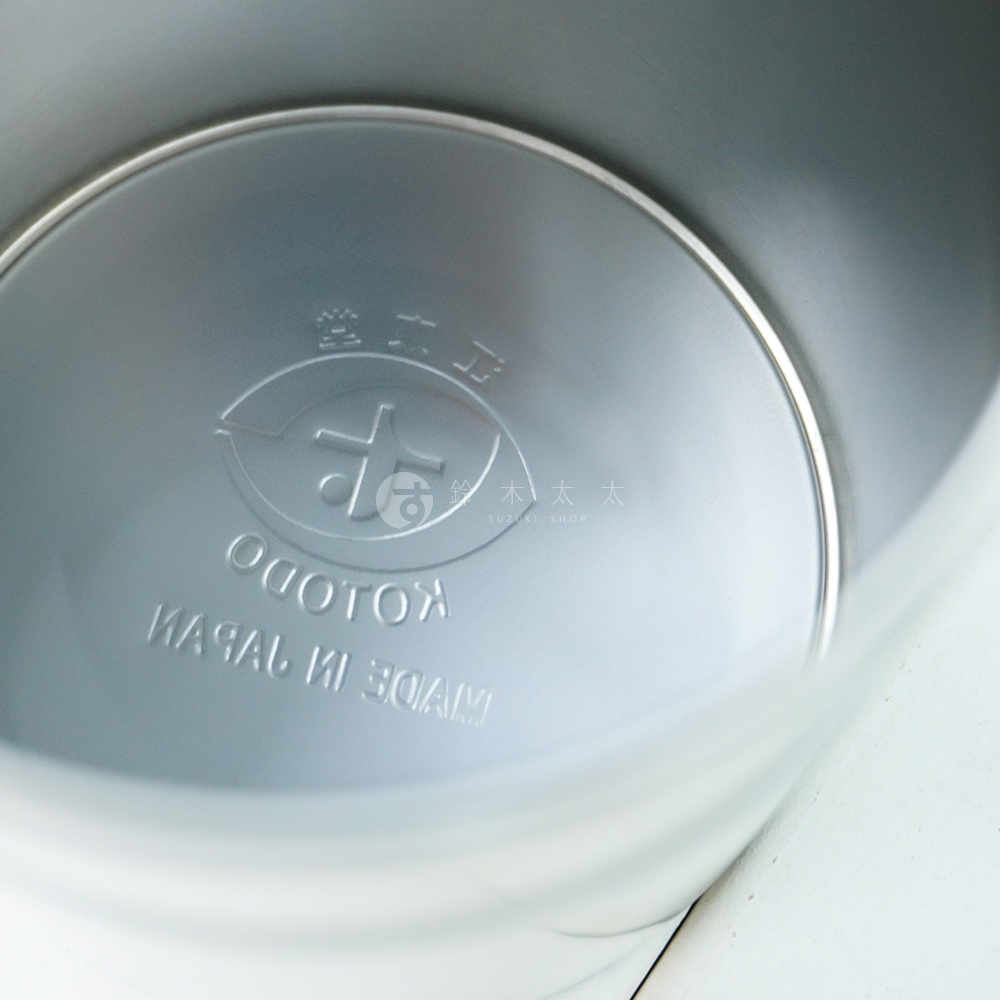 銀色錫製茶葉罐內部，帶有壓印的品牌標誌和「MADE IN JAPAN」字樣。