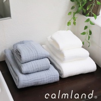 一疊藍色和一疊白色無撚紗質長方巾，表面有細緻的織紋，營造出Q彈的質感。