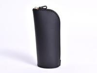 職人手作皮革直立式收納筆袋，黑色光滑皮革材質，頂部有金色拉鍊，整體呈現簡潔的長筒狀設計。