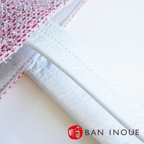 BAN INOUE 品牌標誌旁的產品特寫，展示了白色皮革提把與織紋布料細節