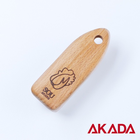 赤田 AKADA 品牌字樣，搭配木製小物，上面印有 SOU AKADA 字樣及圖案。