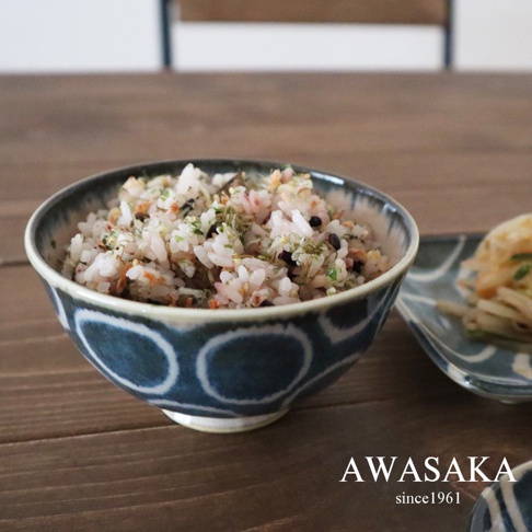 深型飯碗，藍色釉面繪有白色圓形圖案，裝有混合食材的米飯。