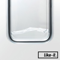 透明塑膠保鮮盒，盒內裝有少量水，水面呈現波浪狀。保鮮盒邊緣有黑色密封條，整體為簡潔的白色背景。