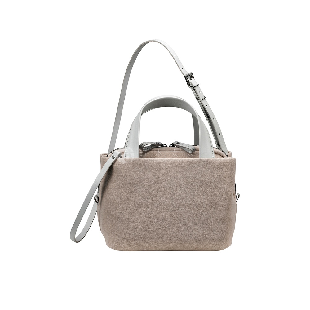 TUTUMU Suede tre tote 方形兩用托特包，米色麂皮材質，搭配白色皮革提把與肩帶，設有雙拉鍊開口。