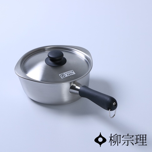 柳宗理不鏽鋼霧面單手鍋附蓋，鍋身呈現簡約圓潤的流線造型，搭配黑色塑料把手與鍋蓋頭，把手尾端設有掛環，鍋蓋上印有獲獎標示，整體採用霧面質感的不鏽鋼材質，置於乾淨的白色背景中。