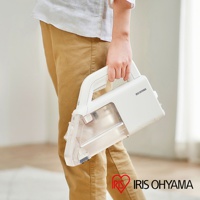 白色IRIS OHYAMA隨心無線織物清潔機，機身帶有透明集塵盒，頂部有提把，由手持。