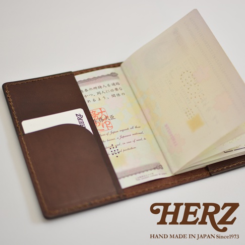 職人手作皮革經典護照套，深棕色皮革，內有卡槽，可放入護照及卡片。