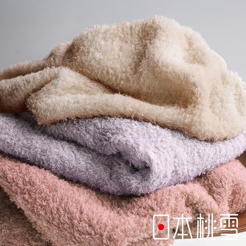 日本桃雪羽心地一秒吸水蠶絲蛋白護膚毛巾，堆疊了三條柔軟蓬鬆的毛巾，顏色由上至下分別為米色、紫色和粉色