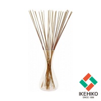 玻璃花瓶中插著一束約70公分長的天然藺草，草色呈金褐色，材質為藺草。