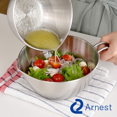 Arnest 不鏽鋼單柄調理碗正在淋入沙拉中的醬汁