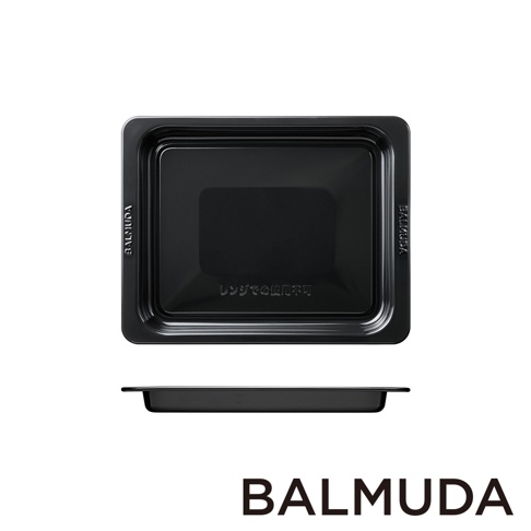 黑色烤盤，側面有BALMUDA字樣，表面中央有日文標示「レンジでの使用不可」。