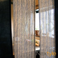 日製手作鎌倉禪風四開式門簾，米白色底布搭配深藍色細條紋，材質輕薄，可透光，營造日式居家氛圍。