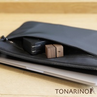 一組兩個天然實木筆電散熱塊，木紋清晰，邊緣圓潤，其中一個散熱塊上有品牌標誌。