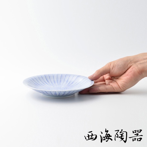 波佐見燒十草紋點心碟，淺藍色釉面，飾有細密的藍色十草紋，碟邊緣有精緻的紋理，由手部托起，置於白色背景上。