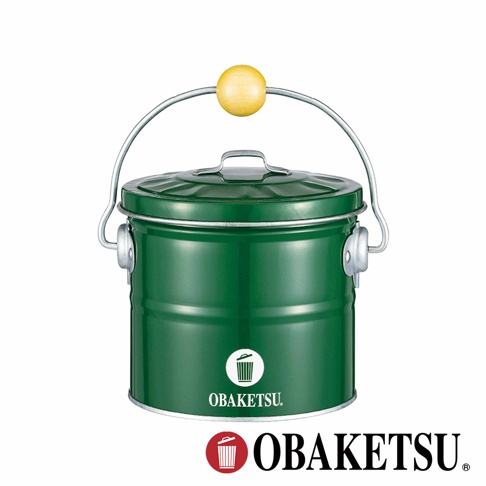 OBAKETSU 手工製蚊香桶，綠色鋼製桶身，帶有木珠提把和蓋子，上方有 OBAKETSU 商標