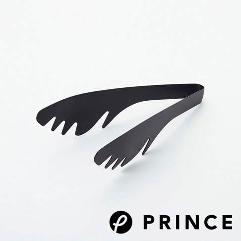 一個黑色的萬用料理麵食分菜夾，由金屬製成，夾頭有三叉設計，方便夾取麵食或其他食材。