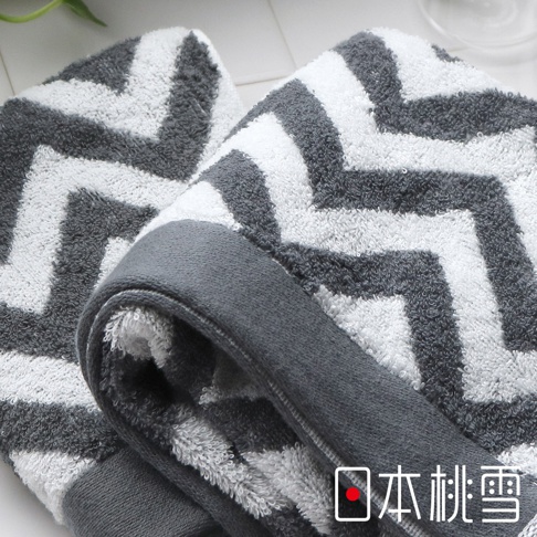 今治北歐毛巾，以灰白相間的鋸齒狀幾何圖案設計，材質柔軟，邊緣飾有素色深灰色滾邊，觸感舒適。